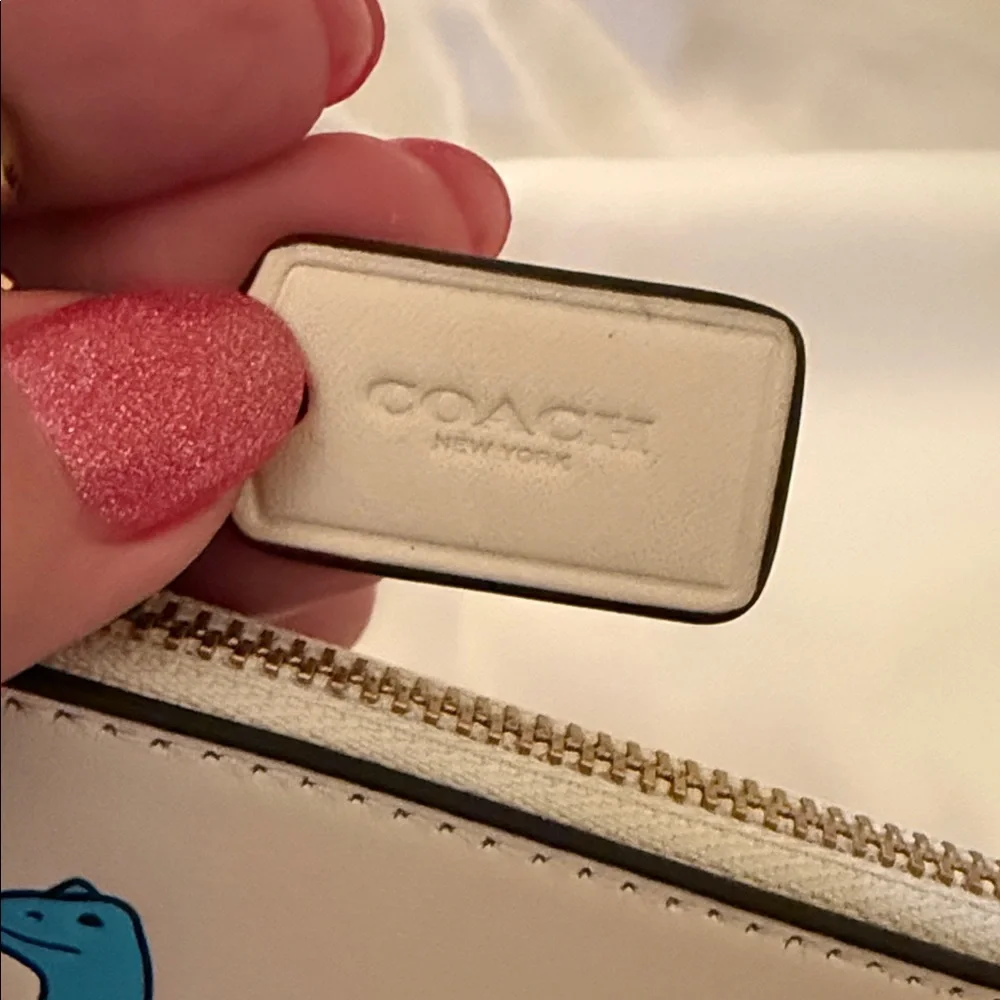 💜 NWT Coach Chalk Large  Essential Wristlet With Sticker Print and Gold Hardware - Picture 9 of 9